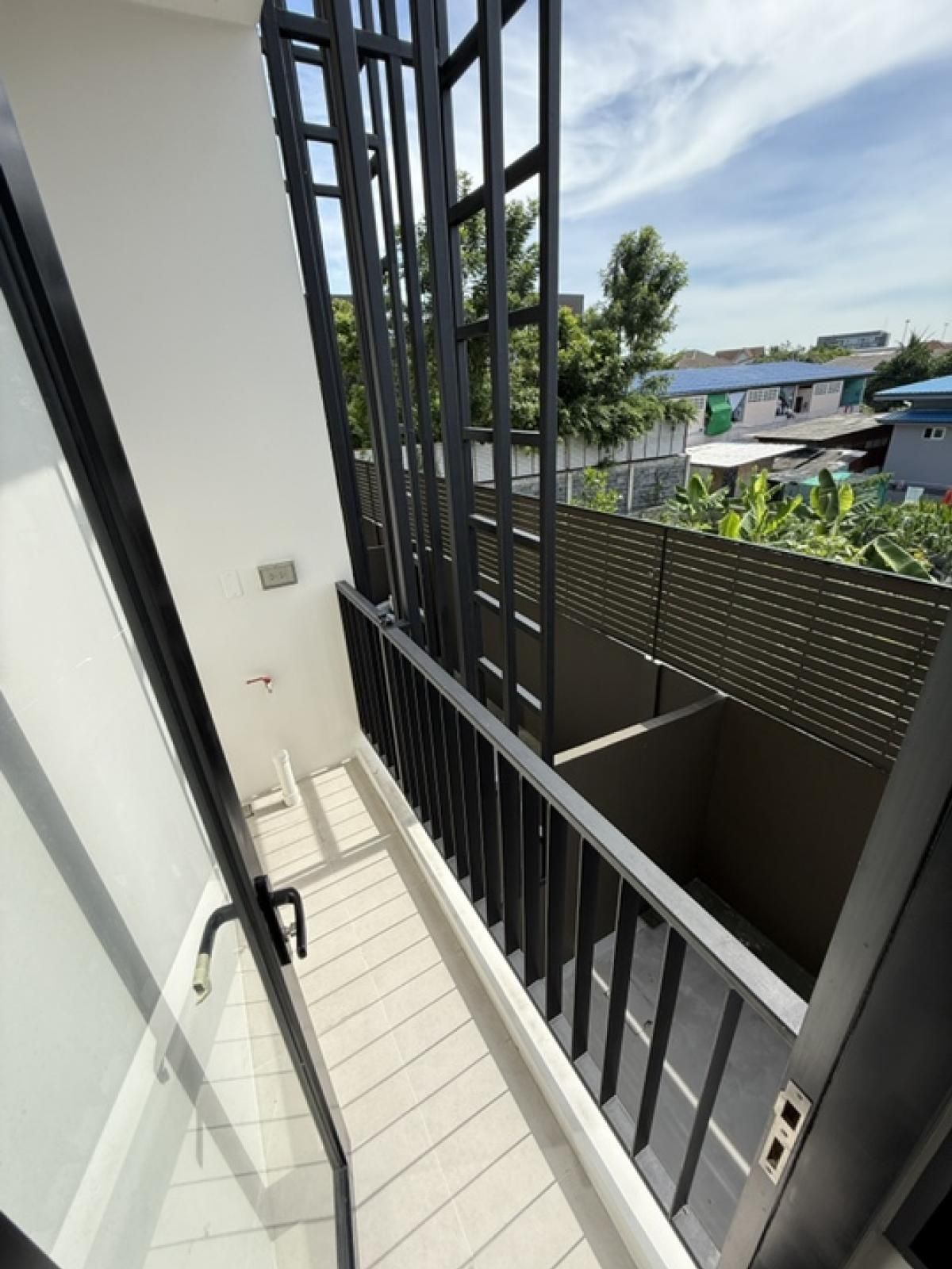 ขายอาคารพาณิชย์สุขุมวิท อโศก ทองหล่อ : 🏠อาคารแฝดสองหลังติดกัน 4 ชั้น ทำเลดี ใจกลางเมือง พร้อมที่จอดรถมากกว่า 10 คัน ทำเลดี  เดินเพียงไม่ไกลถึง BTS ช่องนนทรี และ MRT ลุมพินี