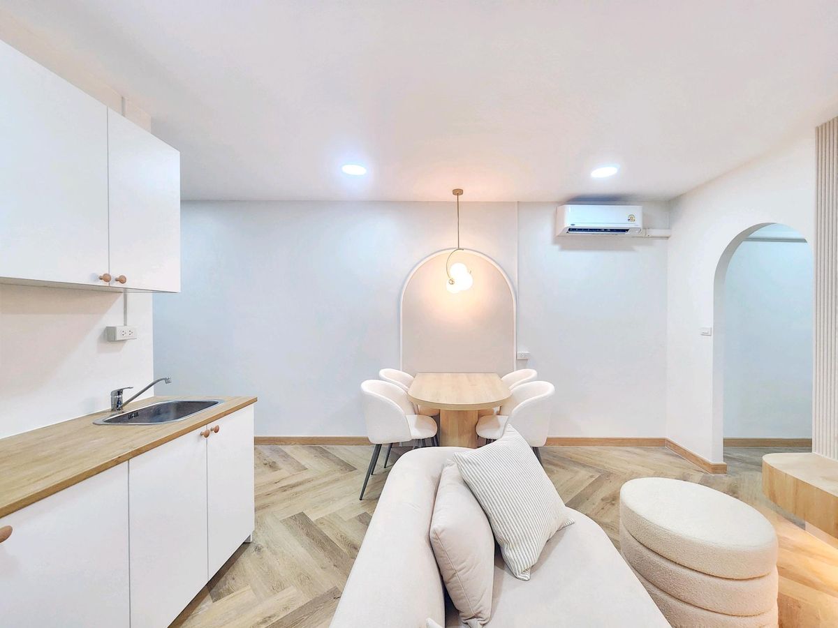 For SaleCondoPattanakan, Srinakarin : Condo 2 bedrooms, 1 water, development zone Near the train, only 150 meters, near the Srinakarin area, price 2, xx baht