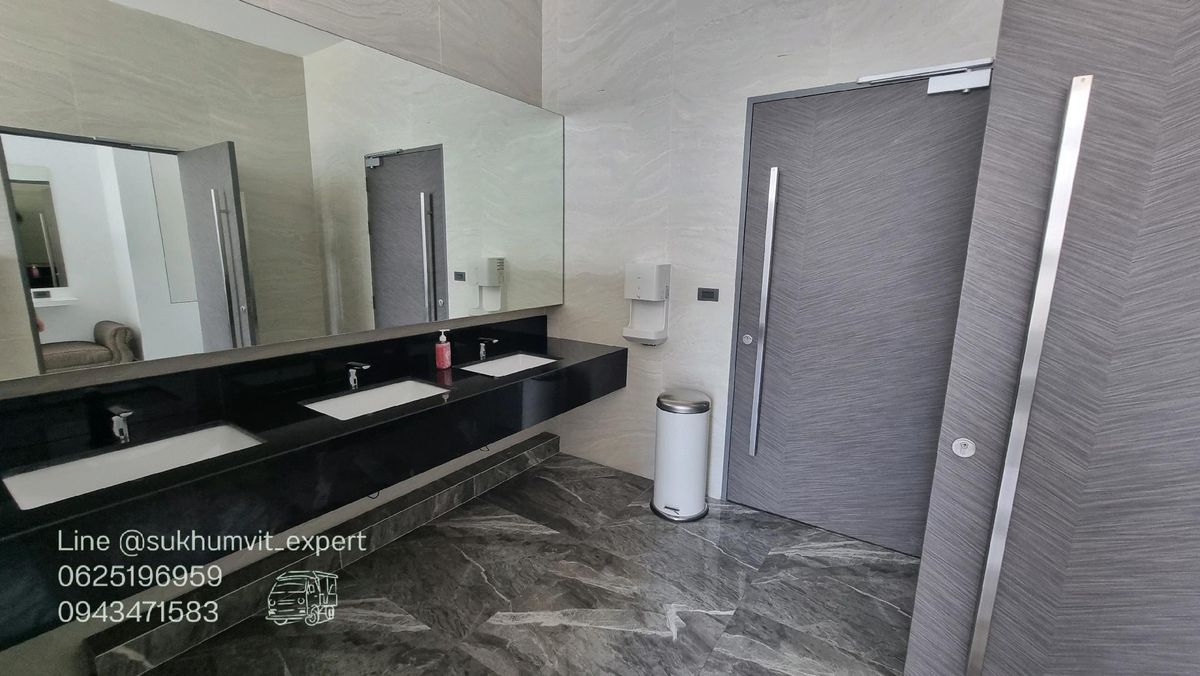 For RentRetail SpaceWitthayu, Chidlom, Langsuan, Ploenchit : Ploenchit Chidlom, rent a sales area of ​​438 sq.m., ceiling height, 6 meters high, beautiful building view, luxurious rental price  