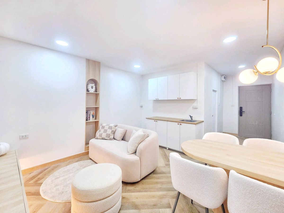 For SaleCondoPattanakan, Srinakarin : Condo 2 bedrooms, 1 water, development zone Near the train, only 150 meters, near the Srinakarin area, price 2, xx baht