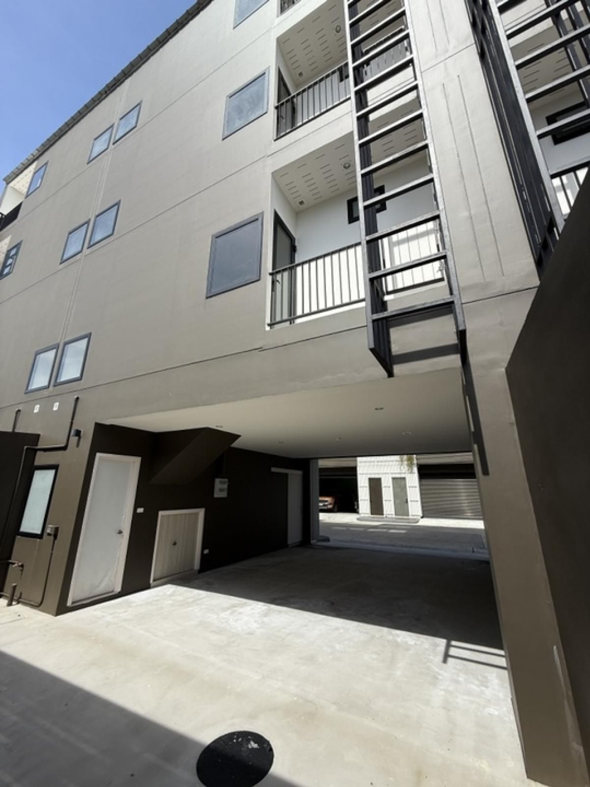 ขายอาคารพาณิชย์สุขุมวิท อโศก ทองหล่อ : 🏠อาคารแฝดสองหลังติดกัน 4 ชั้น ทำเลดี ใจกลางเมือง พร้อมที่จอดรถมากกว่า 10 คัน ทำเลดี  เดินเพียงไม่ไกลถึง BTS ช่องนนทรี และ MRT ลุมพินี