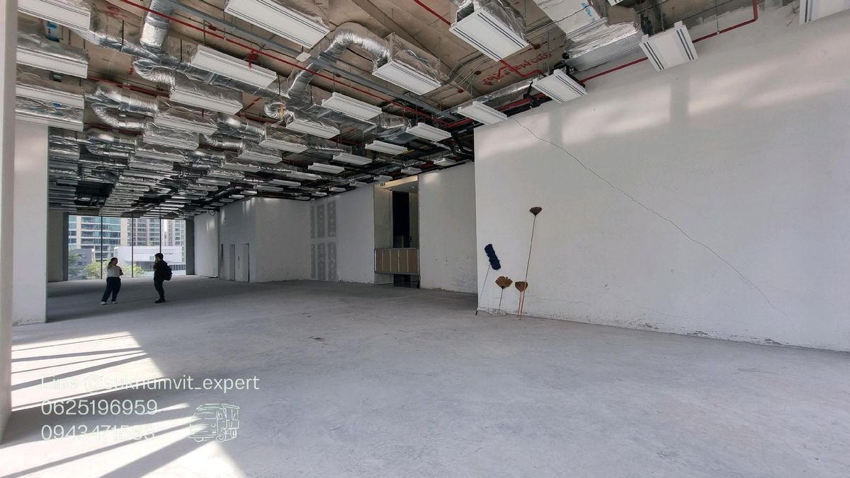 For RentRetail SpaceWitthayu, Chidlom, Langsuan, Ploenchit : Ploenchit Chidlom, rent a sales area of ​​438 sq.m., ceiling height, 6 meters high, beautiful building view, luxurious rental price  