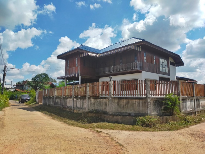 ขายบ้านศรีสะเกษ : บ้านพักอาศัยครึ่งตึกครึ่งไม้ 2 ชั้น ห่างจากถนนสายบ้านกกแดง-บ้านร่องกล้า (ศก.4006) ประมาณ 77 เมตร