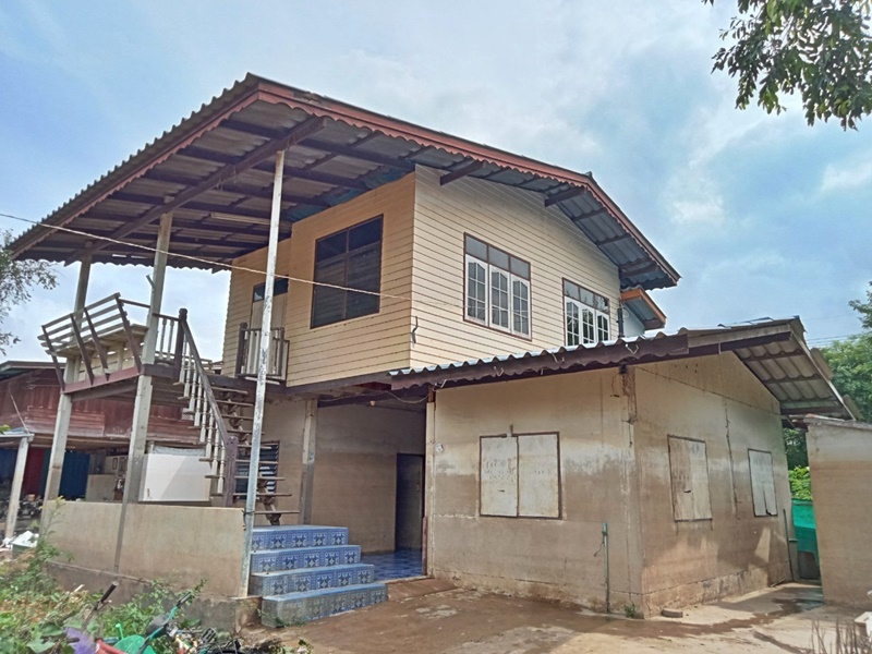 ขายบ้านสิงห์บุรี : บ้านพักอาศัยครึ่งตึกครึ่งไม้ 2 ชั้น ห่างจากถนนสายสิงห์บุรี-ชัยนาท (ทล.311) ประมาณ 290 เมตร