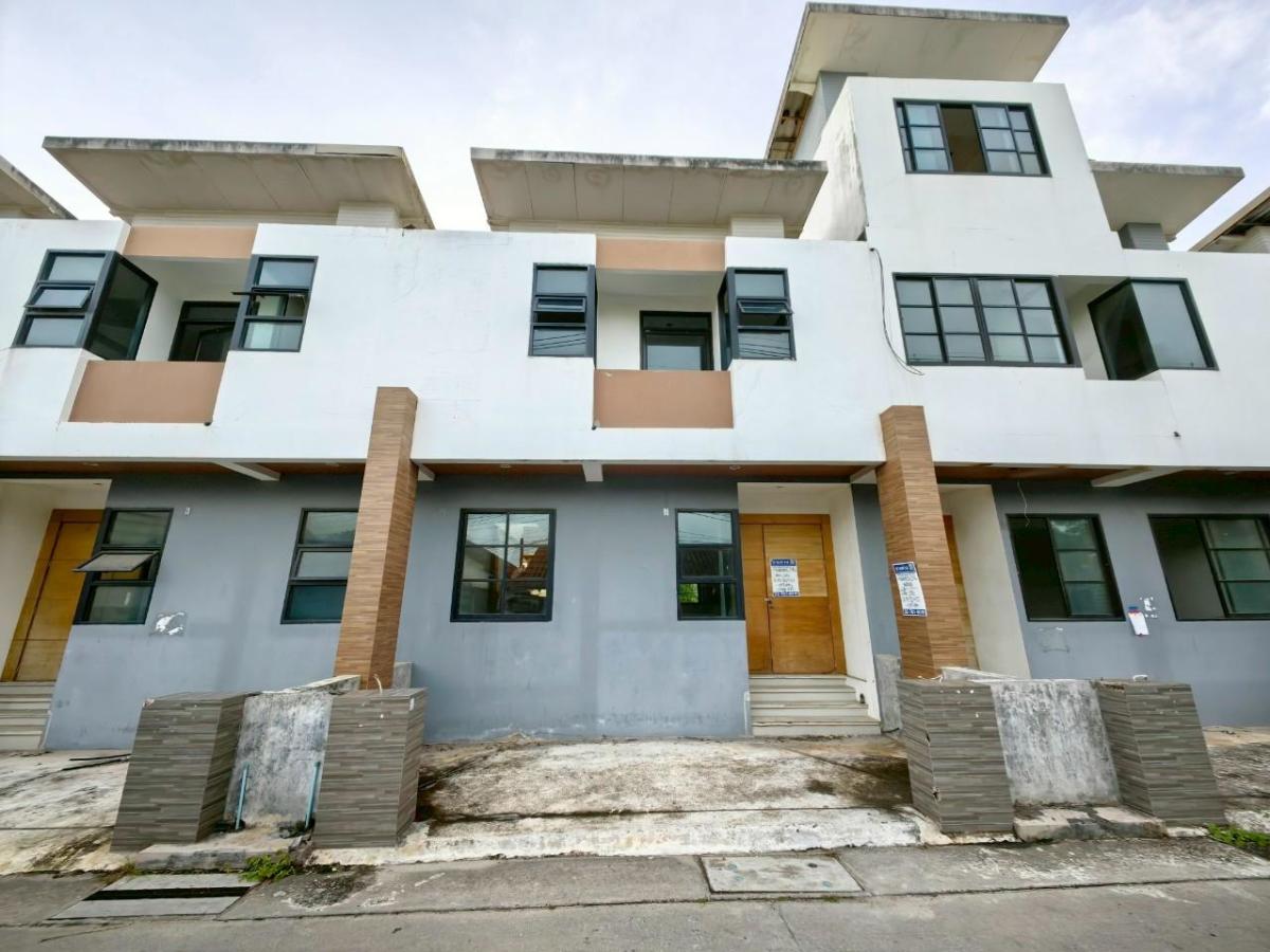 ขายทาวน์โฮมระยอง : ทาวน์เฮ้าส์ 2 ชั้น ห่างจาก ถนนสุขุมวิท (ทล.3) ประมาณ 75 เมตร ดิ ไอโคนิค