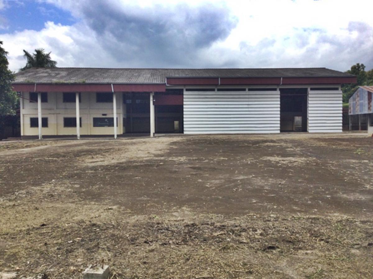 ขายโกดังเชียงใหม่ : ที่ดินพร้อมสิ่งปลูกสร้าง ห่างจากถนนสายเชียงใหม่-ฝาง (ทล.107) ประมาณ 1,586 เมตร