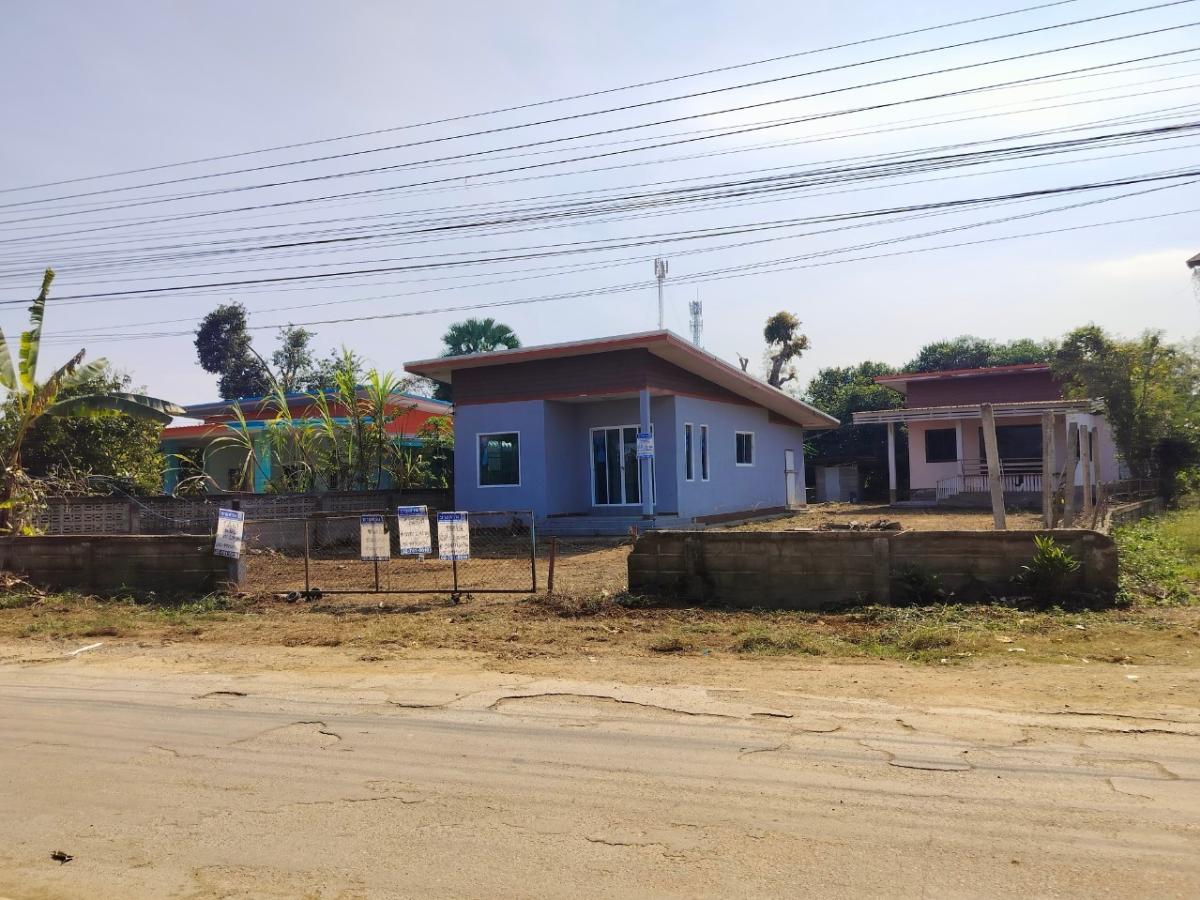 ขายบ้านเชียงราย : ที่ดินพร้อมสิ่งปลูกสร้าง บ้านพักอาศัยตึกชั้นเดียว จำนวน 2 หลัง ห่างจากถนนสายบ้านเด่น-บ้านท่าข้าวเปลือก (ทล.1209) ประมาณ 104 เมตร