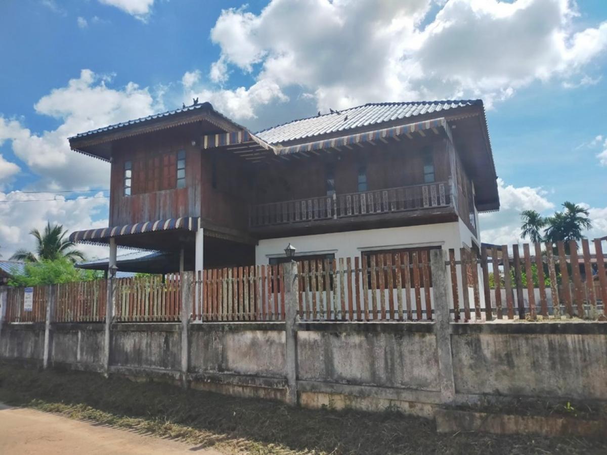 ขายบ้านศรีสะเกษ : บ้านพักอาศัยครึ่งตึกครึ่งไม้ 2 ชั้น ห่างจากถนนสายบ้านกกแดง-บ้านร่องกล้า (ศก.4006) ประมาณ 77 เมตร