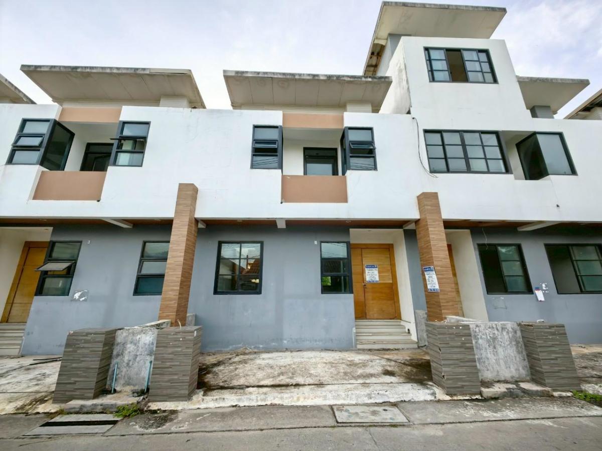 ขายทาวน์โฮมระยอง : ทาวน์เฮ้าส์ 2 ชั้น ห่างจาก ถนนสุขุมวิท (ทล.3) ประมาณ 75 เมตร ดิ ไอโคนิค