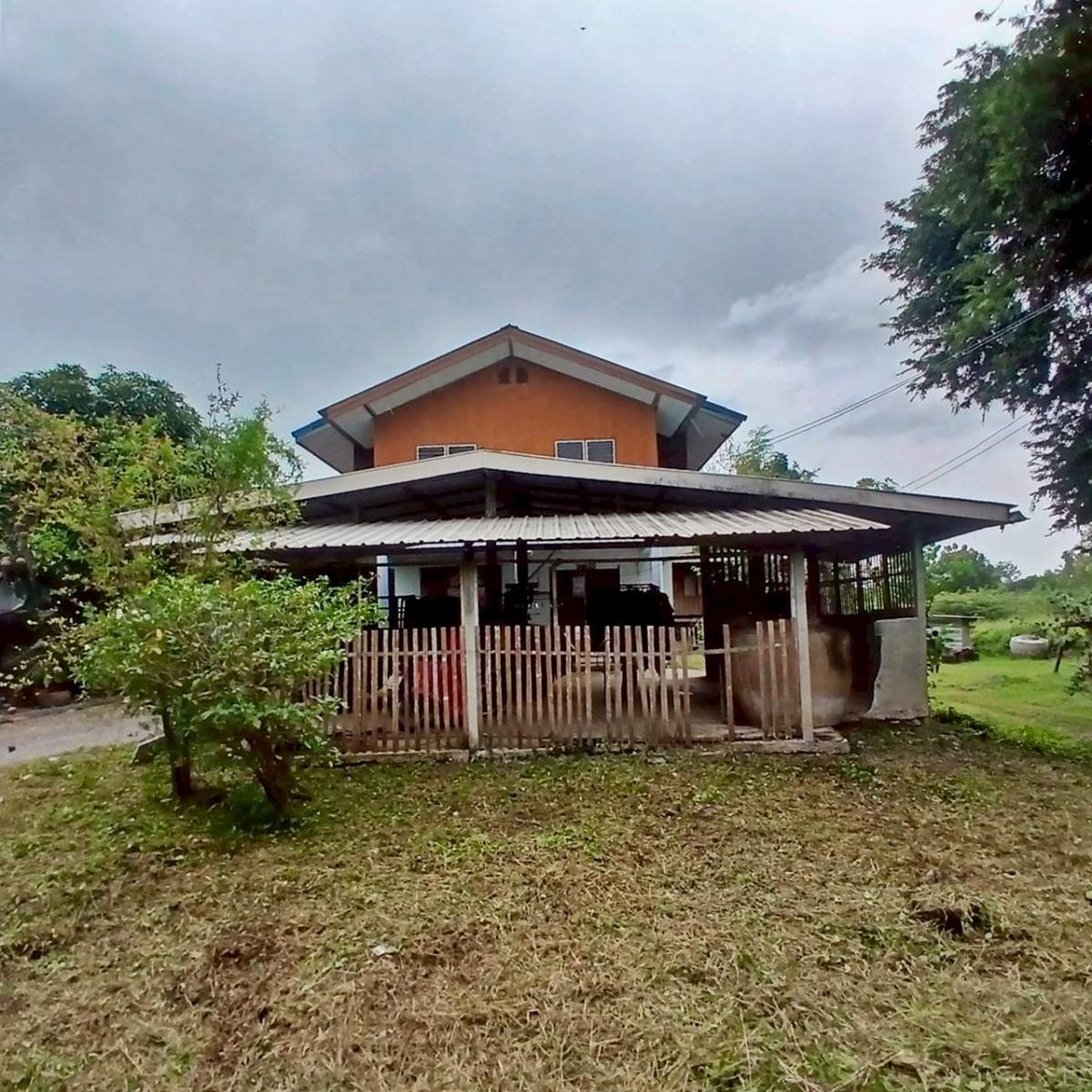 ขายบ้านลพบุรี : บ้านพักอาศัยครึ่งตึกครึ่งไม้ 2 ชั้น ห่างจากถนนสายลำนารายณ์-ลำสนธิ (ทล.205) ประมาณ 320 เมตร