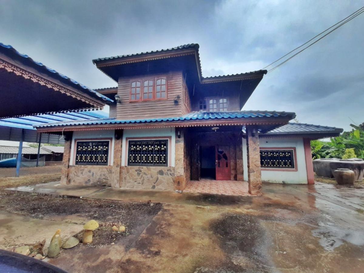 ขายบ้านชัยภูมิ : บ้านพักอาศัยครึ่งตึกครึ่งไม้ 2 ชั้น ห่างจากถนนเข้าบ้านนาหนองทุ่ม ประมาณ 27 เมตร