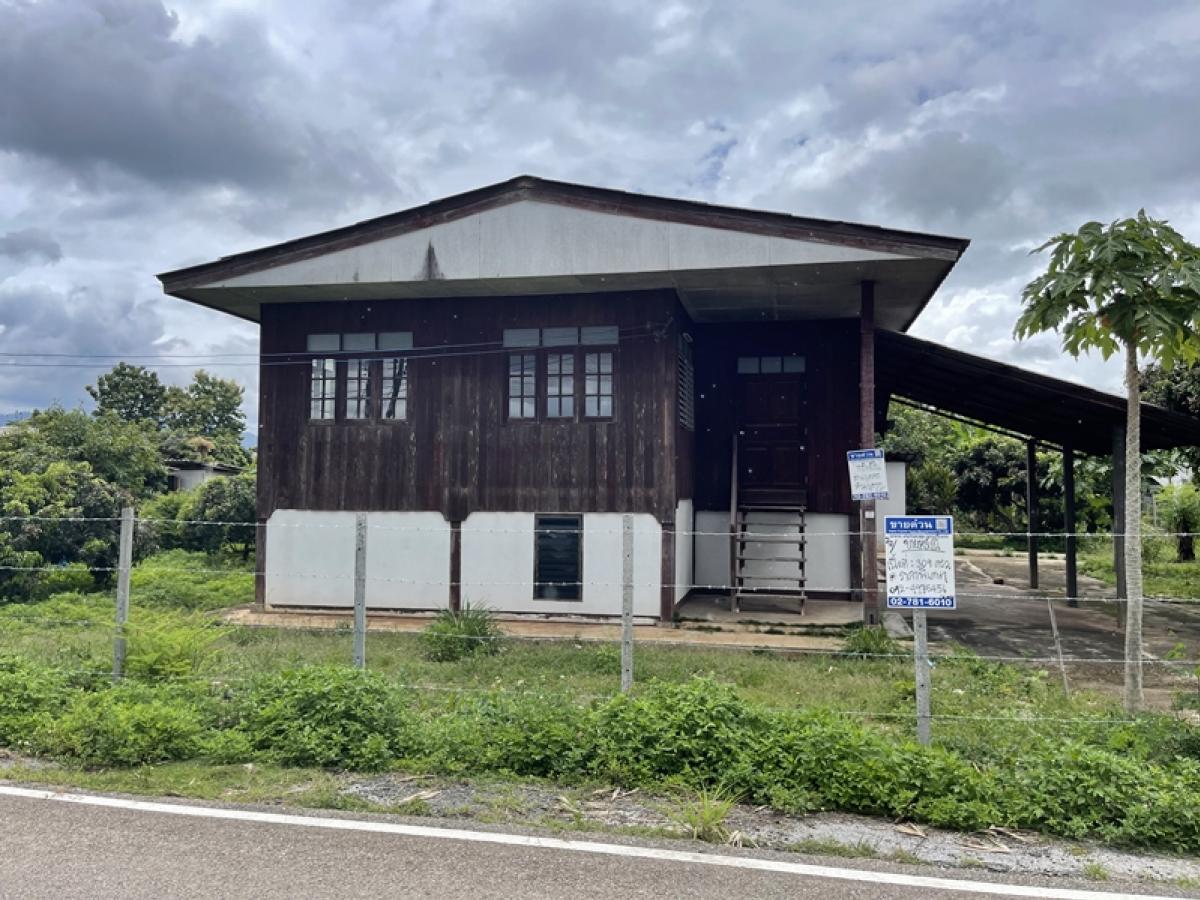 ขายบ้านเชียงใหม่ : บ้านพักอาศัยครึ่งตึกครึ่งไม้ 2 ชั้น ห่างจากถนนสายเชียงใหม่-พร้าว (ทล.1001) ประมาณ 1.21 กม. บ้านดงสมบัติ