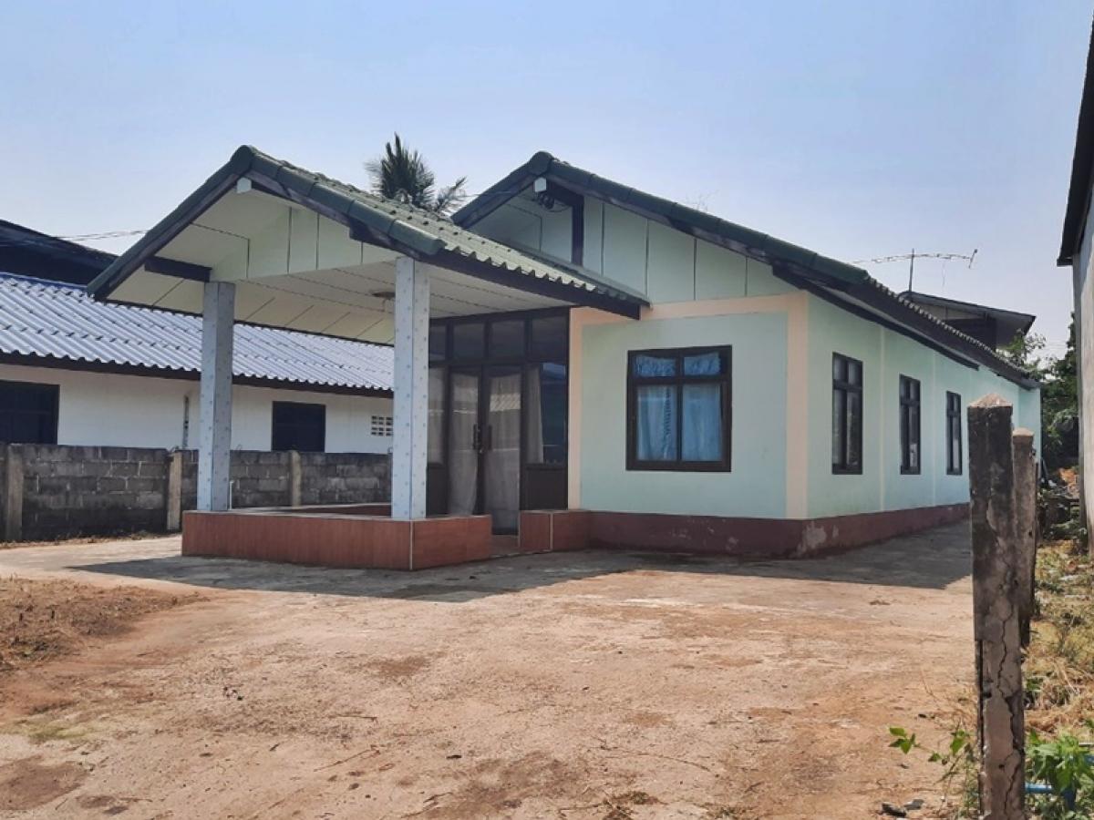 ขายบ้านร้อยเอ็ด : บ้านพักอาศัยตึกชั้นเดียว ห่างจากถนนรพช.สายบ้านโพธิ์ชัย-บ้านภูเขาทอง ประมาณ 64.75 เมตร