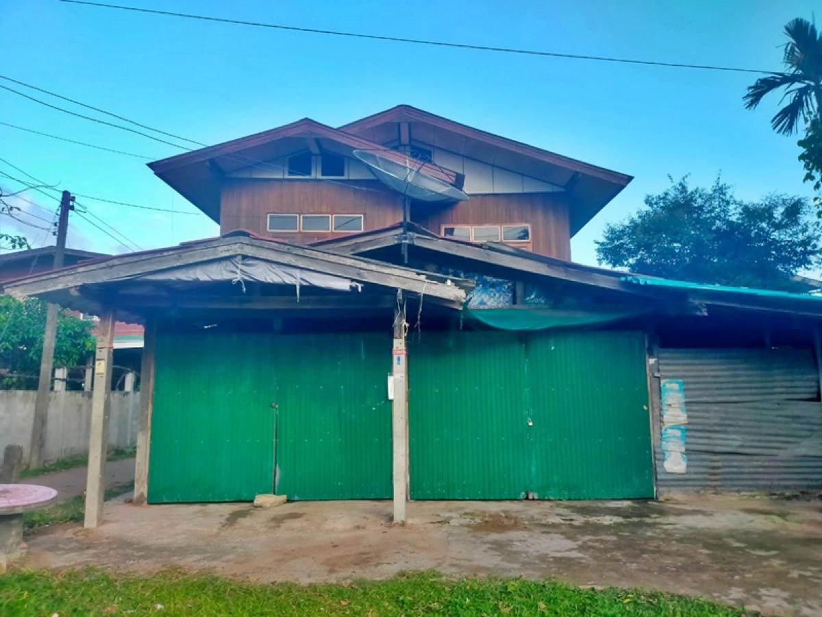 ขายบ้านศรีสะเกษ : บ้านพักอาศัยครึ่งตึกครึ่งไม้ 2 ชั้น ห่างจากถนนสายบ้านราศีพัฒนา-บ้านสกุล (ศก.4047) ประมาณ 1,019 เมตร