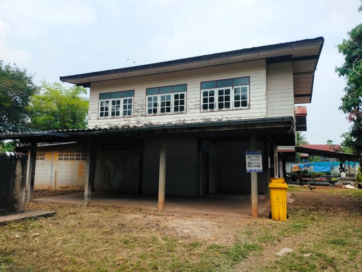 ขายบ้านสกลนคร : บ้านพักอาศัยครึ่งตึกครึ่งไม้ 2 ชั้น ห่างจากถนนสายอุดรธานี-สกลนคร (ทล.22) ประมาณ 200 เมตร