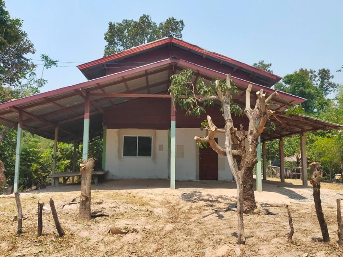 ขายบ้านร้อยเอ็ด : บ้านพักอาศัยครึ่งตึกครึ่งไม้ 2 ชั้น ห่างจากทางหลวงชนบท(สายบ้านโพธิ์ชัย-บ้านหนองแห้ว) (รอ.1050) ประมาณ 155 เมตร