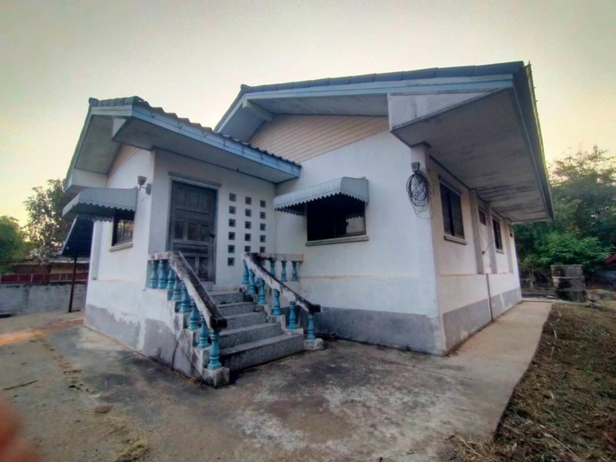 For SaleHouseKhon Kaen : 445, located adjacent to the irrigation canal road, separated from Nam Phong -Kranuan Road (T. 2039), along the canal, irrigation canal, Nam Phong Nam Phong, Khon Kaen