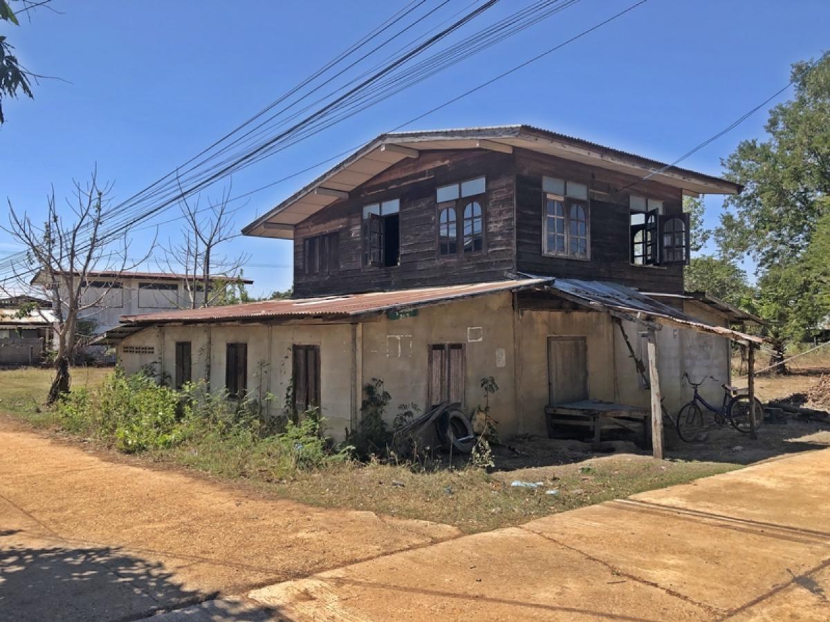 ขายบ้านอุบลราชธานี : บ้านพักอาศัยครึ่งตึกครึ่งไม้ 2 ชั้น ห่างจากถนนสายบ้านด่านฮัง-บ้านนาตาล (อบ.4076) ประมาณ 40 เมตร