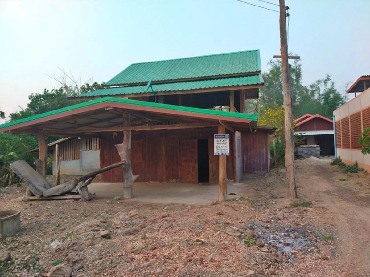 ขายบ้านร้อยเอ็ด : ที่ดินพร้อมสิ่งปลูกสร้าง ห่างจากทางหลวงแผ่นดินสายโพนทอง-เมยวดี (ทล.2418) ประมาณ 410 เมตร