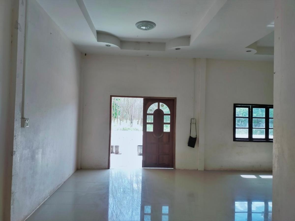 ขายบ้านอุบลราชธานี : บ้านเดี่ยว 1 ชั้น ห่างจากถนนสายหนองอุ้ม-น้ำยืน (ทล.2214) ประมาณ 3.79 กม.