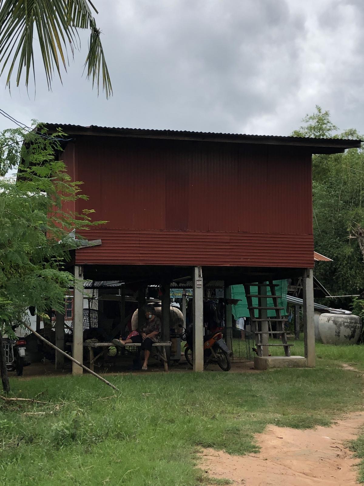 ขายบ้านร้อยเอ็ด : ที่ดินพร้อมสิ่งปลูกสร้าง ห่างจากถนนสายดอนแตง-บ้านโพนดวน ประมาณ 150 เมตร