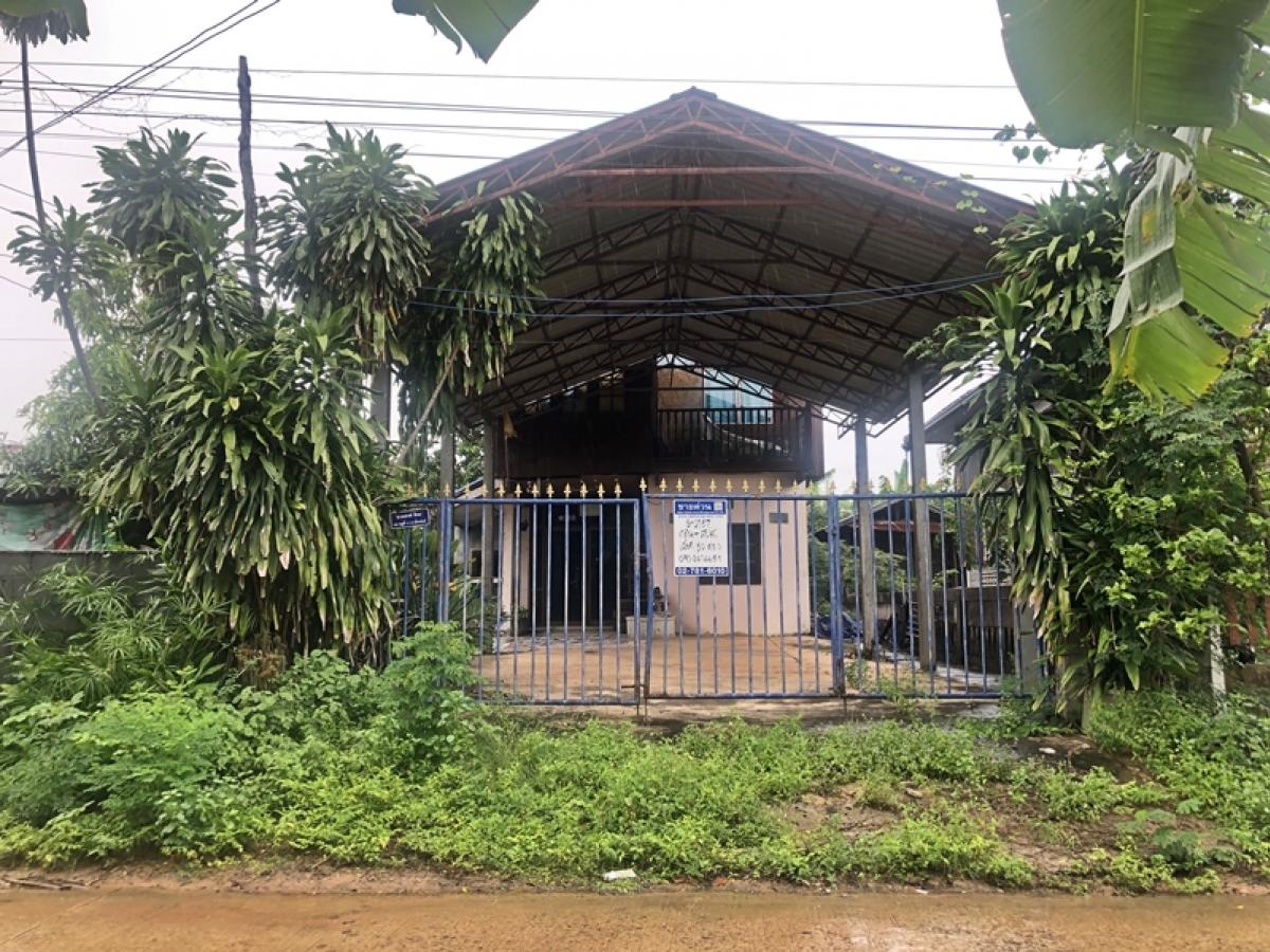 ขายบ้านร้อยเอ็ด : บ้านพักอาศัยครึ่งตึกครึ่งไม้ 2 ชั้น ห่างจากถนนสายบ้านหัวช้าง-บ้านลิ้นฟ้า (รอ.1004) ประมาณ 117 เมตร