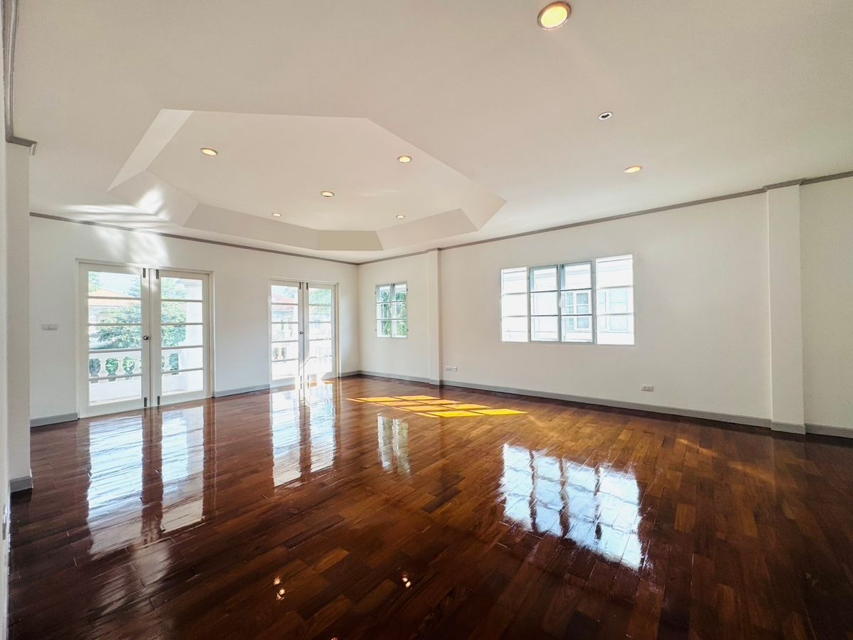 For SaleHousePathum Thani,Rangsit, Thammasat : Ladawan Rangsit Ladawan Lagoon Rangsit, the house has never been in a new renovated, potential location.