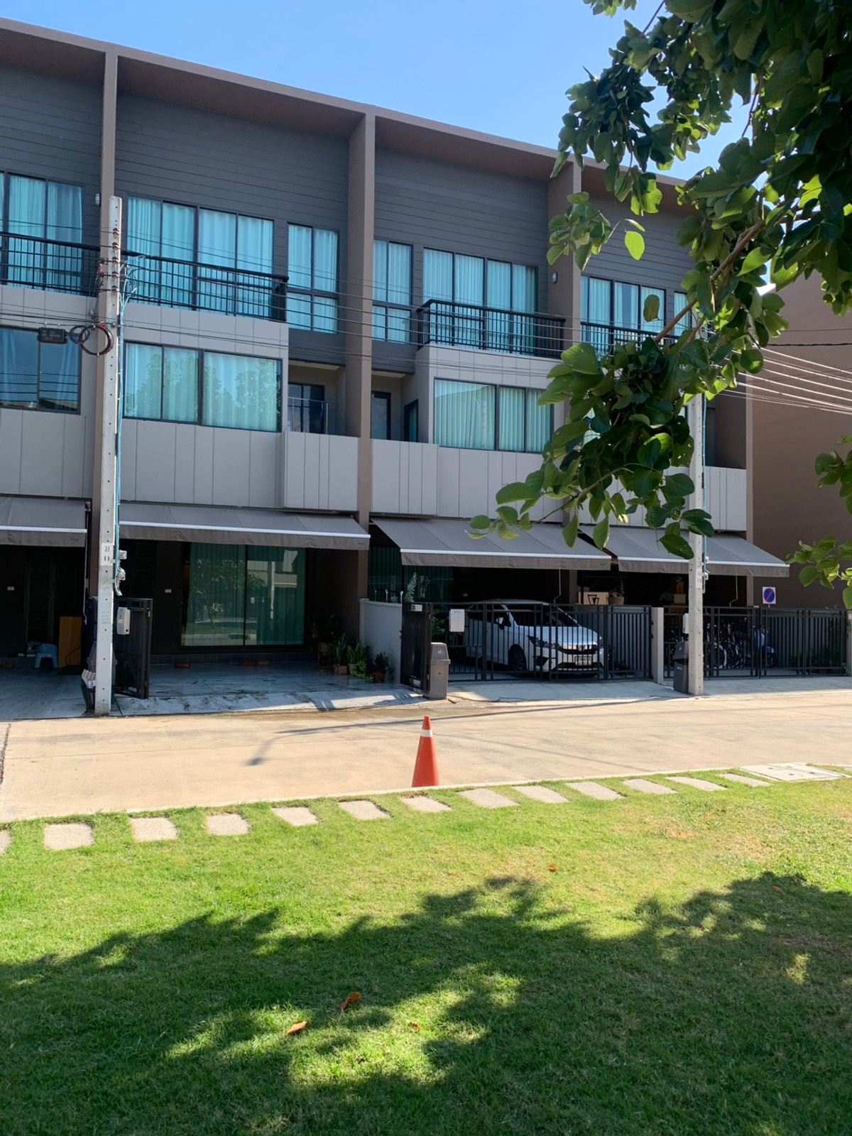 ให้เช่าทาวน์โฮมเสรีไทย-นิด้า : ให้เช่า 	Baan Klang Muang Ladprao-Serithai  ---  ทาวน์โฮม 3 ชั้น หน้ากว้าง 5 ม. ใกล้ The Mall บางกะปิ 