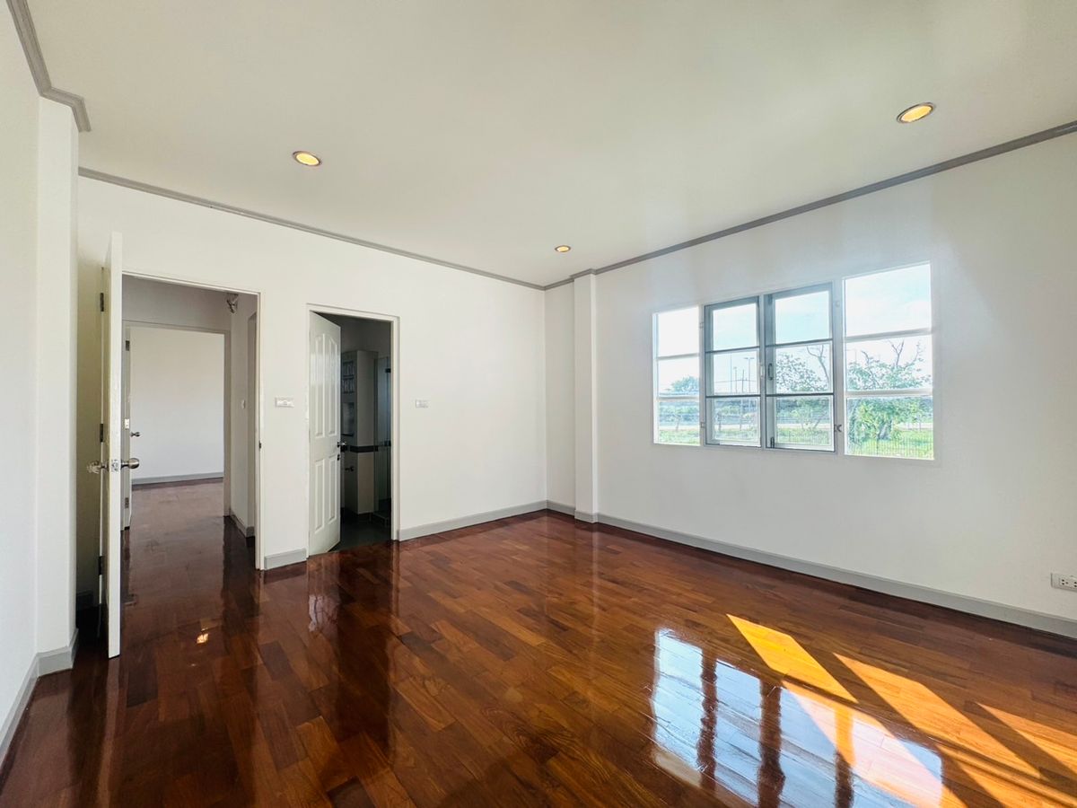 For SaleHousePathum Thani,Rangsit, Thammasat : Ladawan Rangsit Ladawan Lagoon Rangsit, the house has never been in a new renovated, potential location.