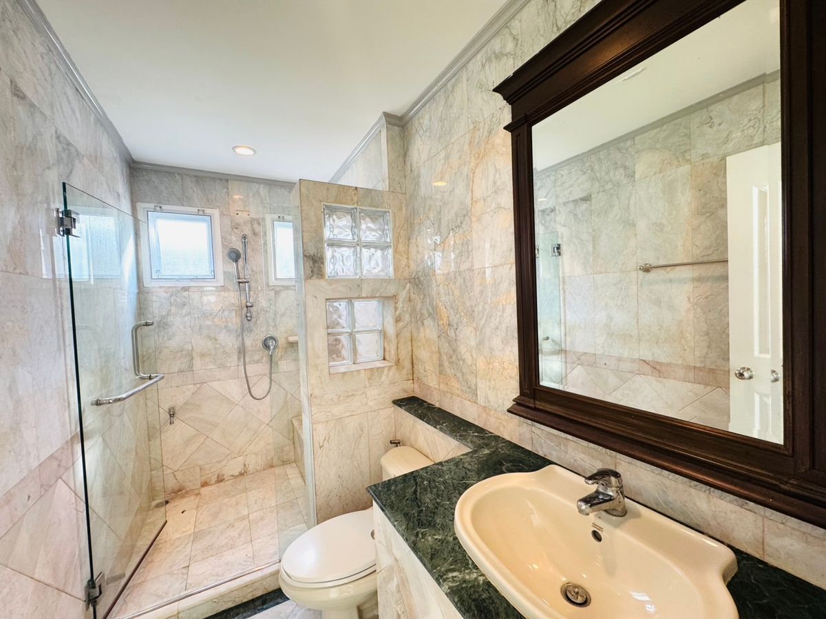 For SaleHousePathum Thani,Rangsit, Thammasat : Ladawan Rangsit Ladawan Lagoon Rangsit, the house has never been in a new renovated, potential location.