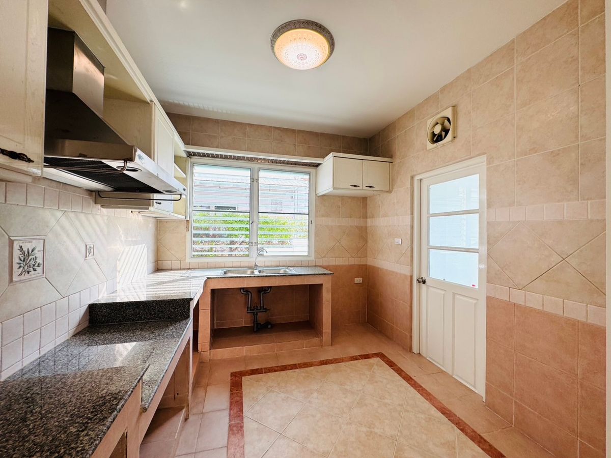 For SaleHousePathum Thani,Rangsit, Thammasat : Ladawan Rangsit Ladawan Lagoon Rangsit, the house has never been in a new renovated, potential location.