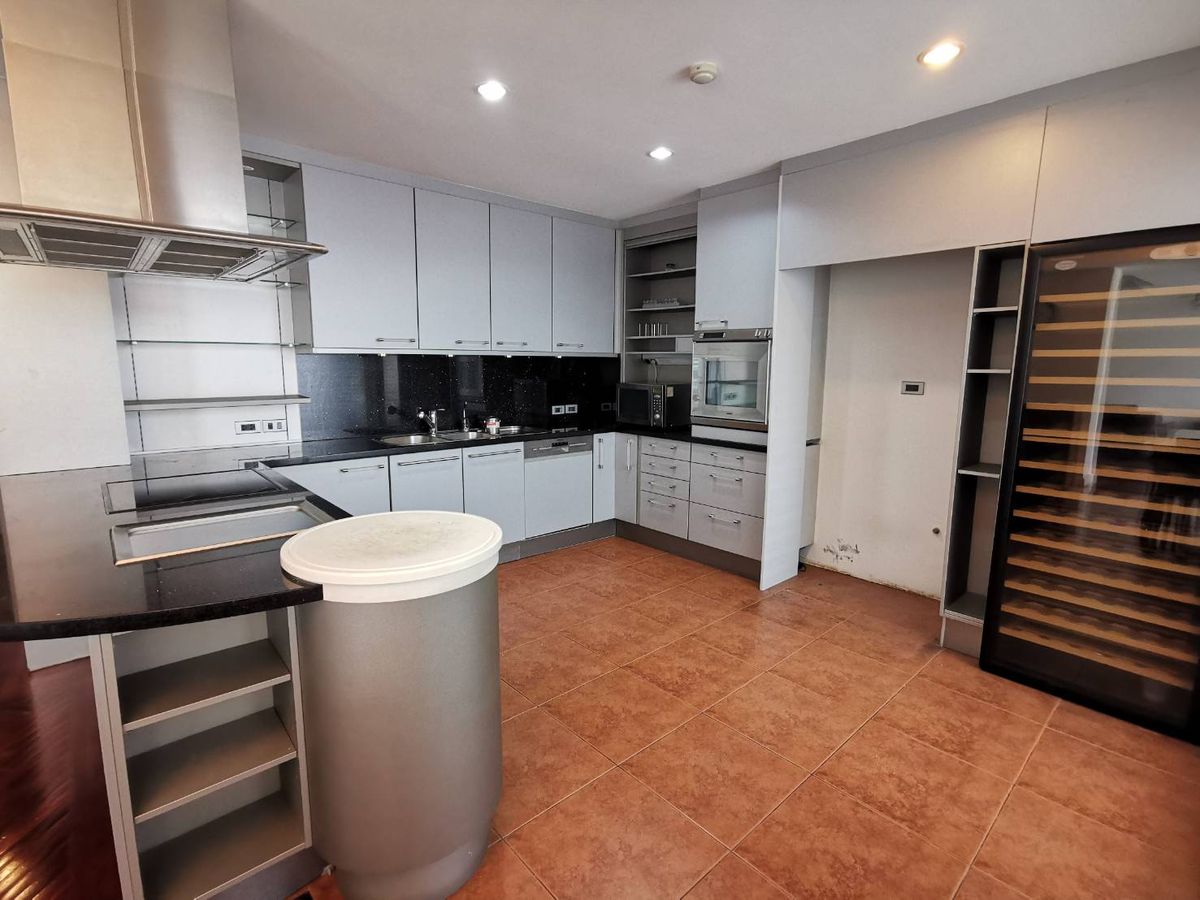 For SaleCondoSathorn, Narathiwat : For Sale with tenant: DUPLEX condo at Supreme Elegance, 2 BR/3 B, 220 sqm., classic and unique interior, Sathorn area