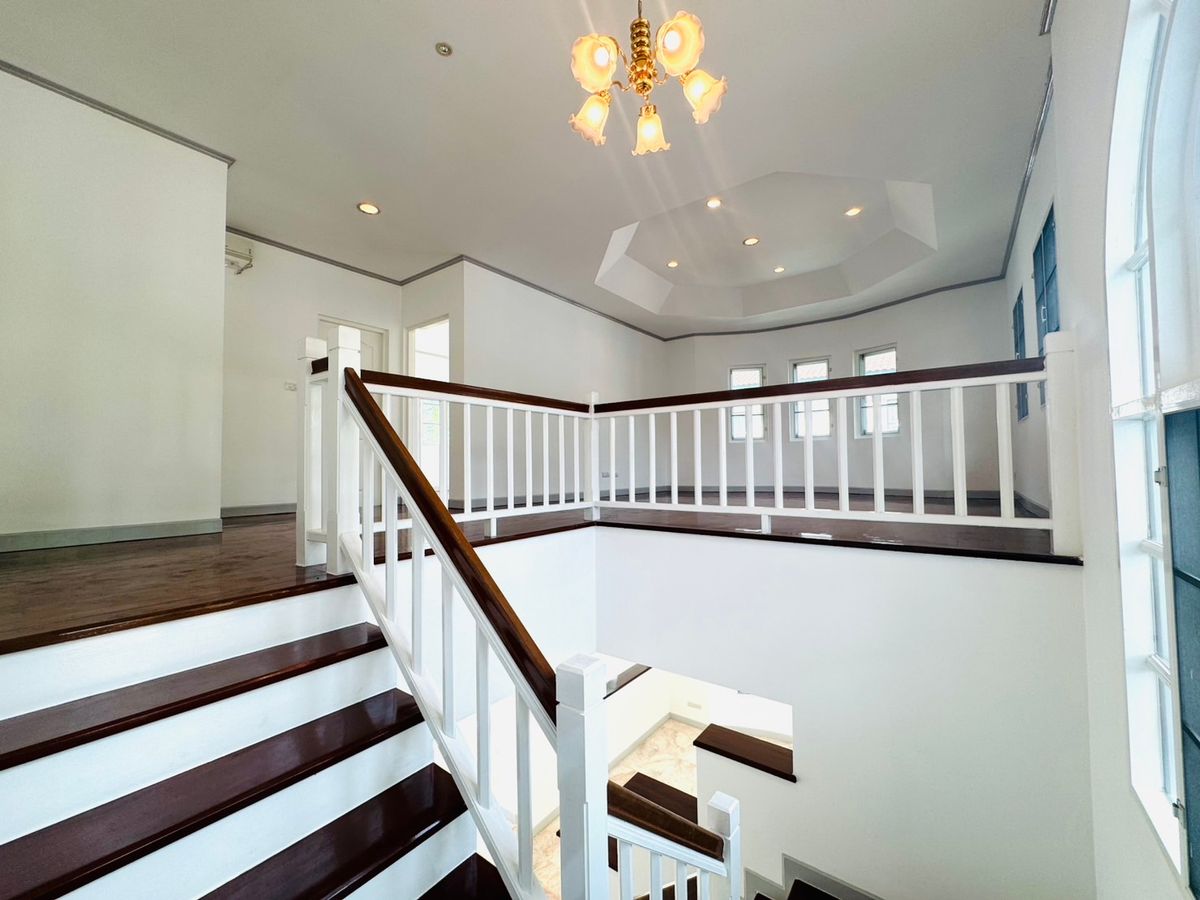 For SaleHousePathum Thani,Rangsit, Thammasat : Ladawan Rangsit Ladawan Lagoon Rangsit, the house has never been in a new renovated, potential location.