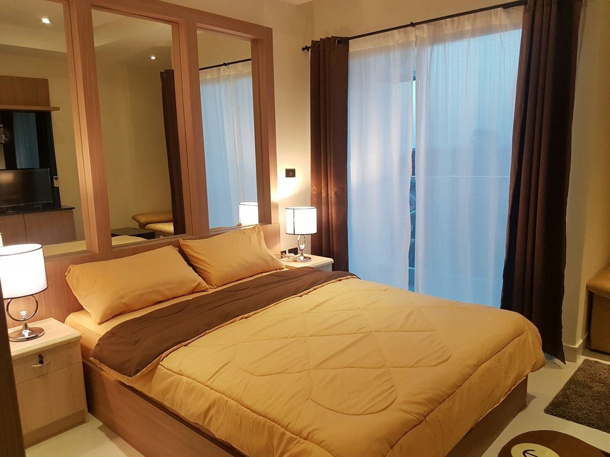 For RentCondoPattaya, Bangsaen, Chonburi : Rent water through condominiums Located in Soi Amnat Thian 4 condos, only 200 meters from the sea, 27 sq.m. studio room, 4th floor, shady atmosphere Decorated with built-in furniture and complete electrical appliances