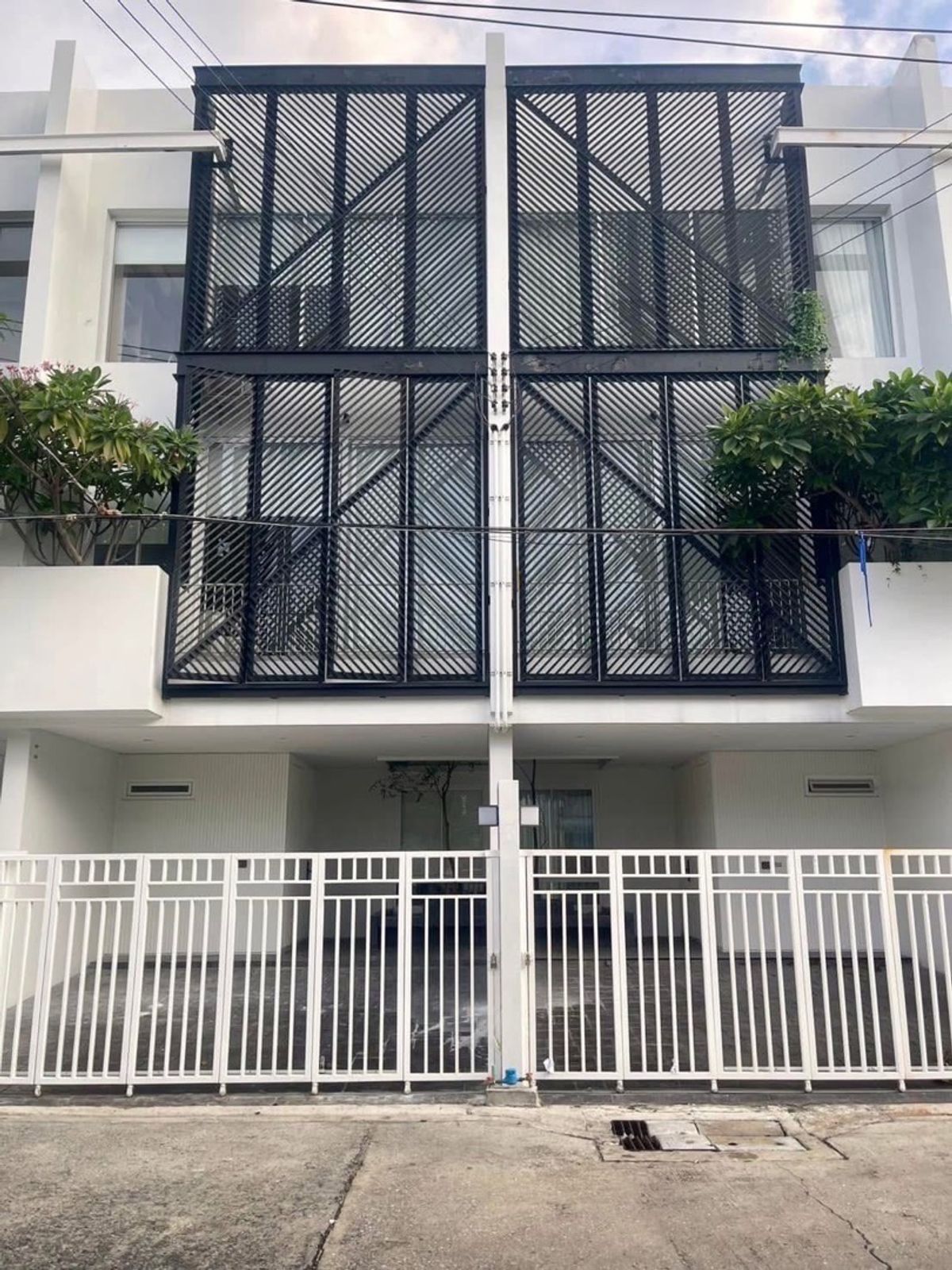 For RentTownhomeOnnut, Udomsuk : Rent a newly created townhome Complete furniture Suitable for living in the heart of Sukhumvit Only 600 meters away from the main road, On Nut, in and out of many routes, Soi Sukhumvit 93, near the main train line, Sukhumvit, Bang Chak Station, only 10 mi