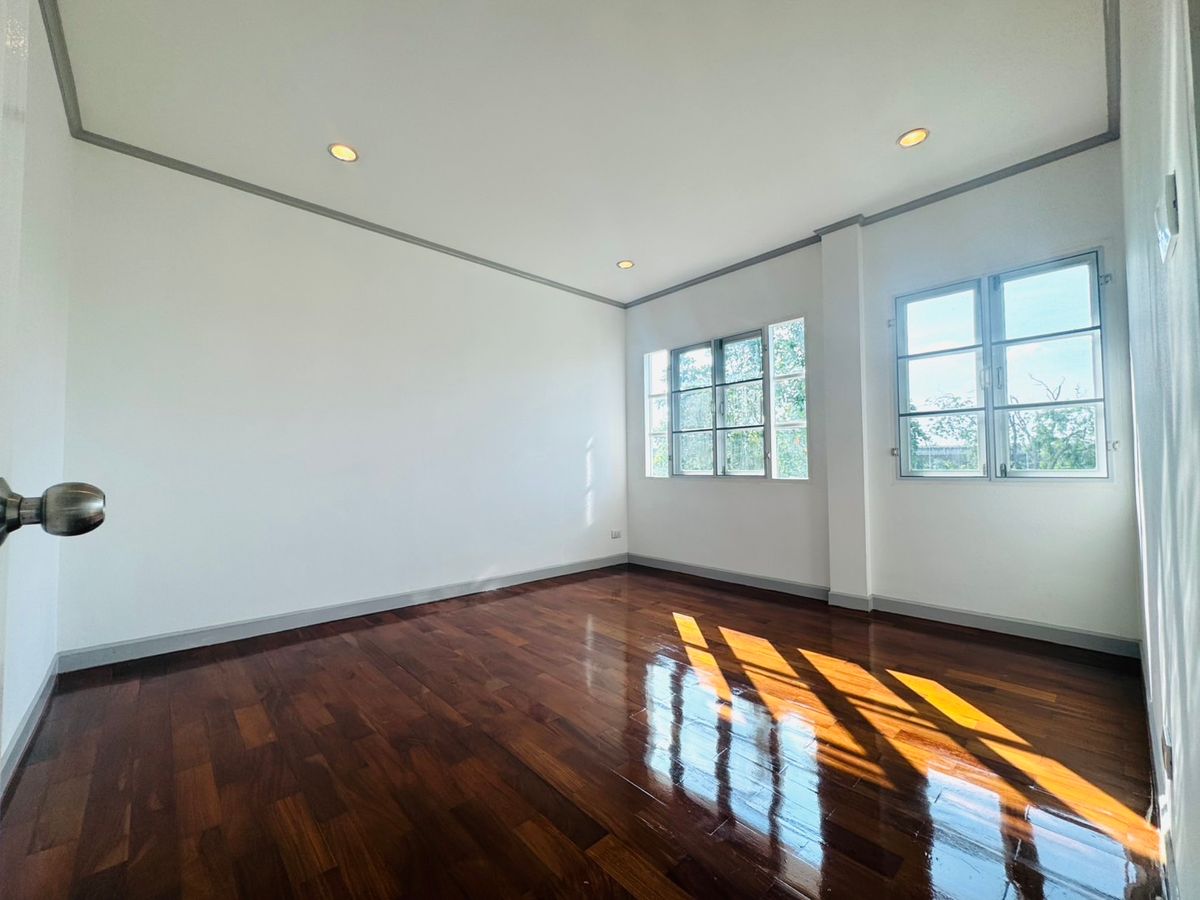 For SaleHousePathum Thani,Rangsit, Thammasat : Ladawan Rangsit Ladawan Lagoon Rangsit, the house has never been in a new renovated, potential location.