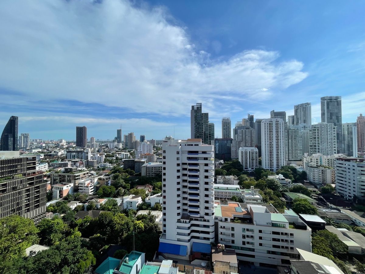 For SaleCondoSukhumvit, Asoke, Thonglor : ✨Noble Refine✨ Best offer 1B 1B size 52 (only 15x,xxx/sq m) High floor, Fully furnished, Modern interior Sell 7.9 MB only‼️ (BTS Phromphong)
