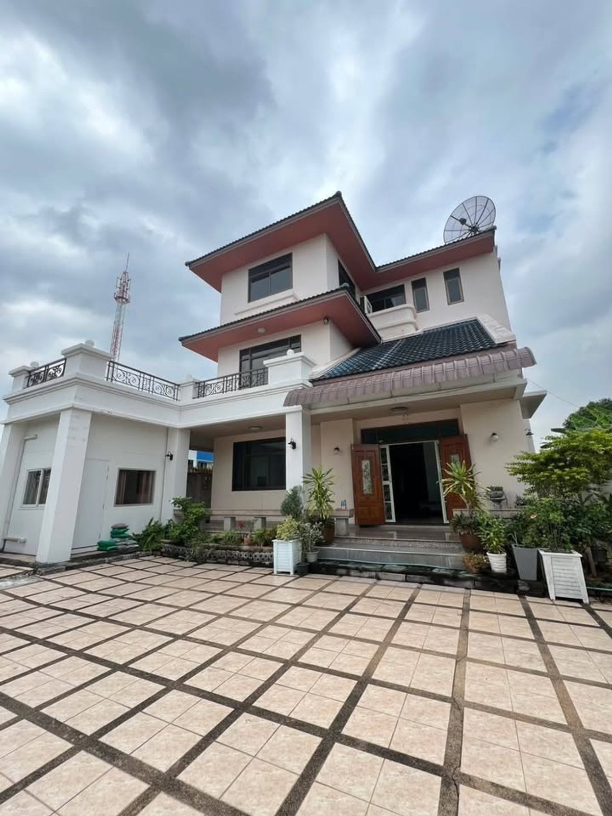 ให้เช่าบ้านลาดพร้าว เซ็นทรัลลาดพร้าว : 🏡 บ้านเดี่ยว 3 ชั้นให้เช่า ลาดพร้าว  7 ห้องนอน รองรับออฟฟิศ & ไลฟ์สไตล์ เลี้ยงสัตว์ได้ ทำเลดี ใกล้ๆ รถไฟฟ้าสายสีเหลือง สถานีมหาดไทย