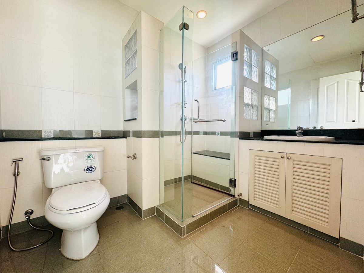 For SaleHousePathum Thani,Rangsit, Thammasat : Ladawan Rangsit Ladawan Lagoon Rangsit, the house has never been in a new renovated, potential location.