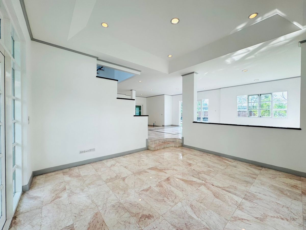 For SaleHousePathum Thani,Rangsit, Thammasat : Ladawan Rangsit Ladawan Lagoon Rangsit, the house has never been in a new renovated, potential location.