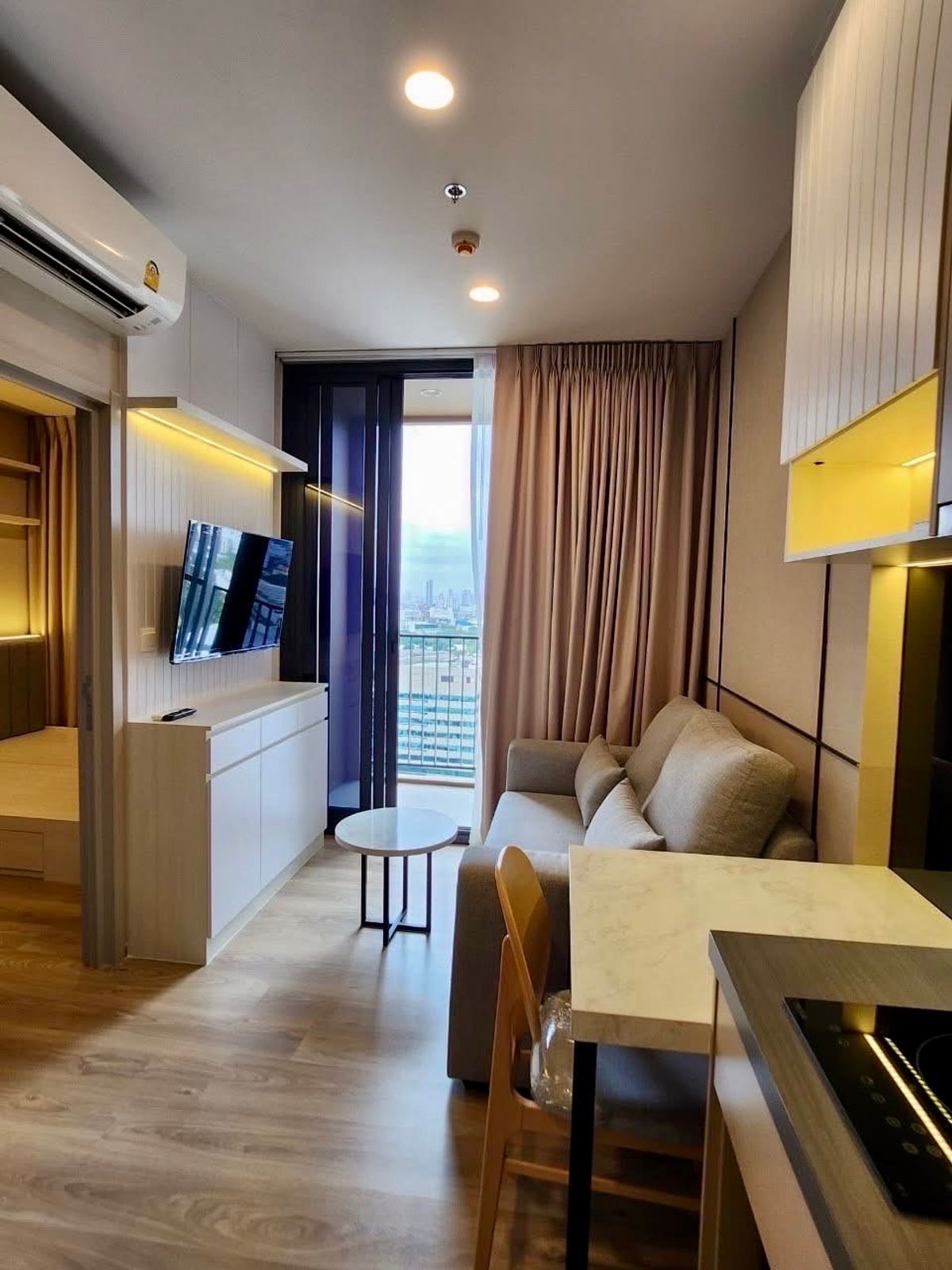 ให้เช่าคอนโดสุขุมวิท อโศก ทองหล่อ : 🌆 ให้เช่า: คอนโด Oka Haus สุขุมวิท 36 ชั้นสูง วิวแม่น้ำ แต่งครบ พร้อมอยู่ | มีรถรับ-ส่งฟรีไป BTS ทองหล่อ
