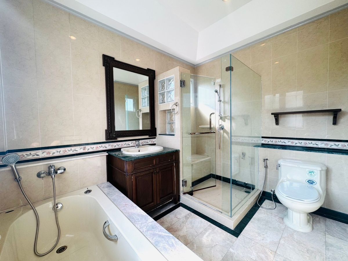 For SaleHousePathum Thani,Rangsit, Thammasat : Ladawan Rangsit Ladawan Lagoon Rangsit, the house has never been in a new renovated, potential location.