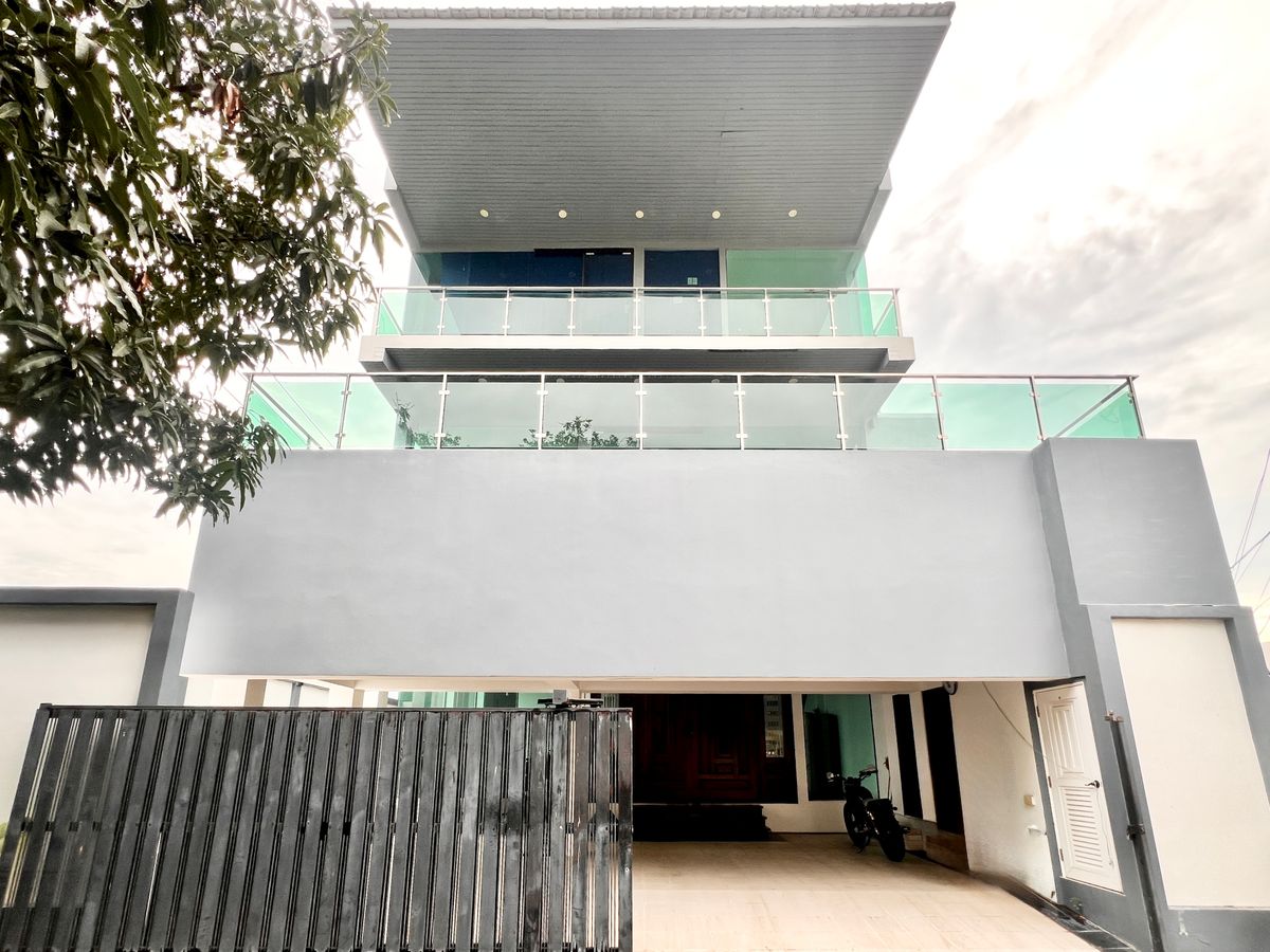 ขายบ้านเกษตรศาสตร์ รัชโยธิน : ขาย บ้านโมเดิร์น 3 ชั้น ลาดพร้าว-วังหิน 47 หลังมุม พร้อมสระว่ายน้ำ
