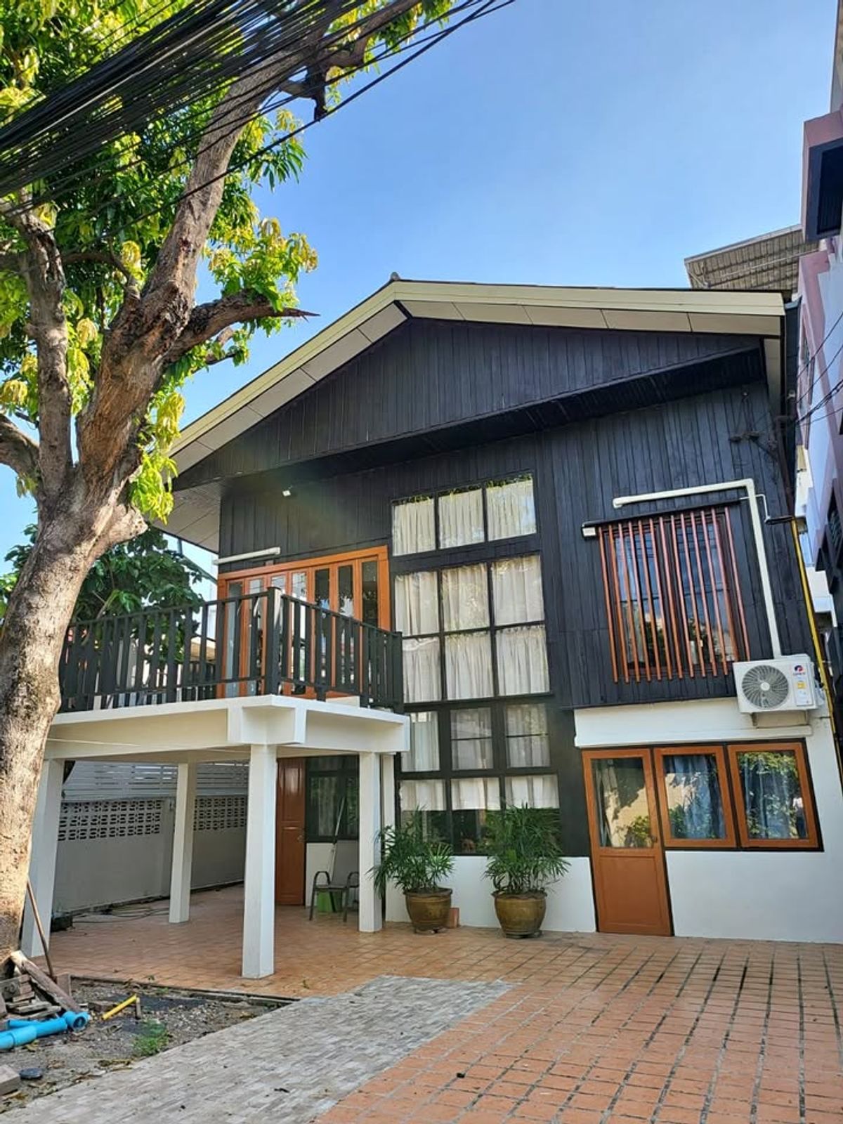 For RentHouseRatchadapisek, Huaikwang, Suttisan : Rent a 2 -story house, classic Thai style house, near MRT Sutthisan (close to walking foot)