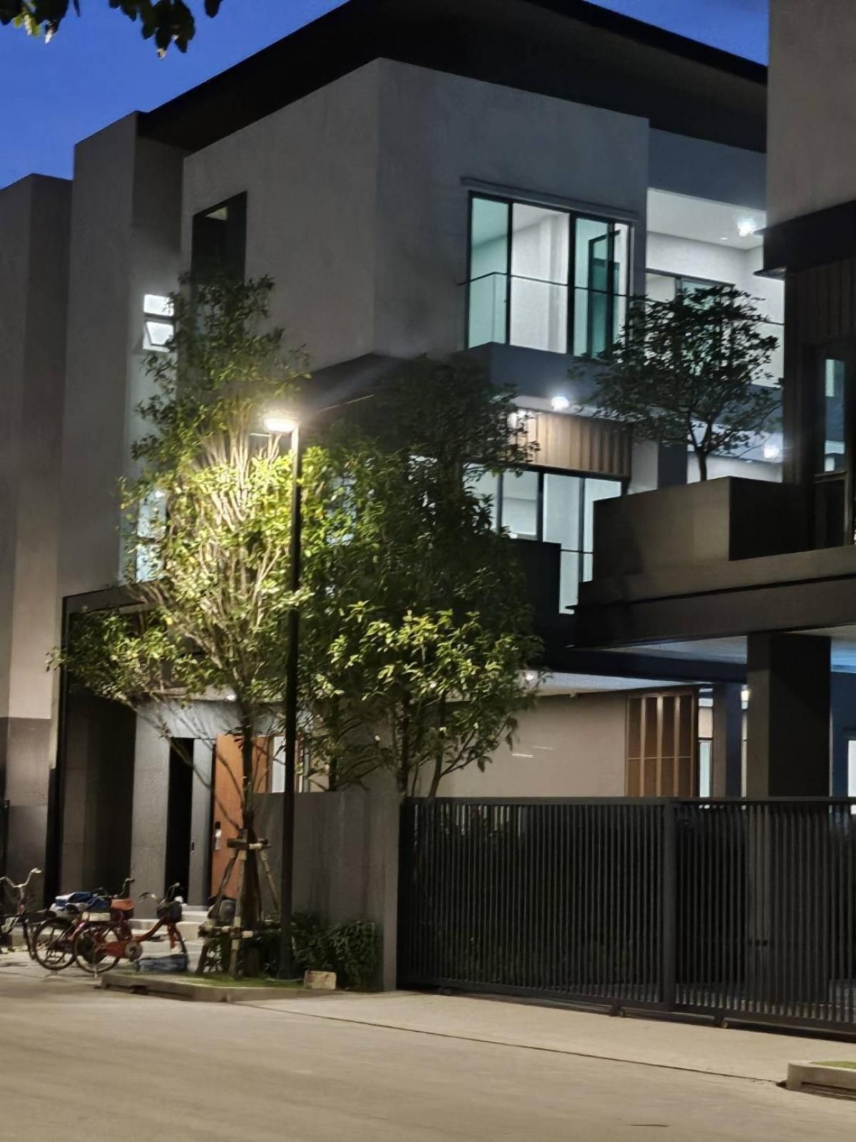 ขายบ้านเลียบทางด่วนรามอินทรา : ✨ The Honor Yothinpatthana — บ้านเดี่ยวโมเดิร์นลักซ์ชัวรี่ 5 ห้องนอน สำหรับครอบครัวที่ต้องการพื้นที่และความเป็นส่วนตัว ทำเลดี ใกล้ Central Festival EastVille