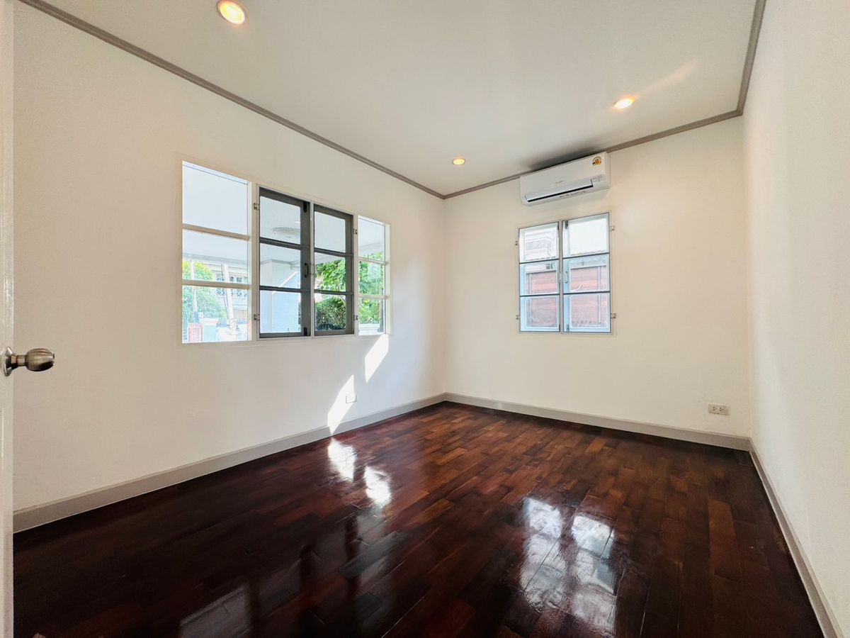 For SaleHousePathum Thani,Rangsit, Thammasat : Ladawan Rangsit Ladawan Lagoon Rangsit, the house has never been in a new renovated, potential location.