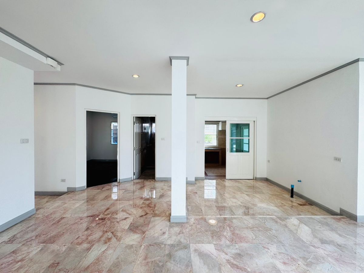 For SaleHousePathum Thani,Rangsit, Thammasat : Ladawan Rangsit Ladawan Lagoon Rangsit, the house has never been in a new renovated, potential location.