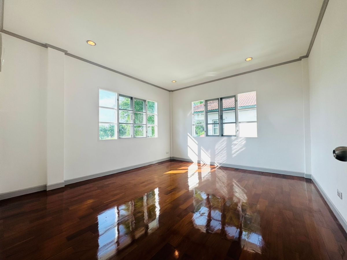 For SaleHousePathum Thani,Rangsit, Thammasat : Ladawan Rangsit Ladawan Lagoon Rangsit, the house has never been in a new renovated, potential location.