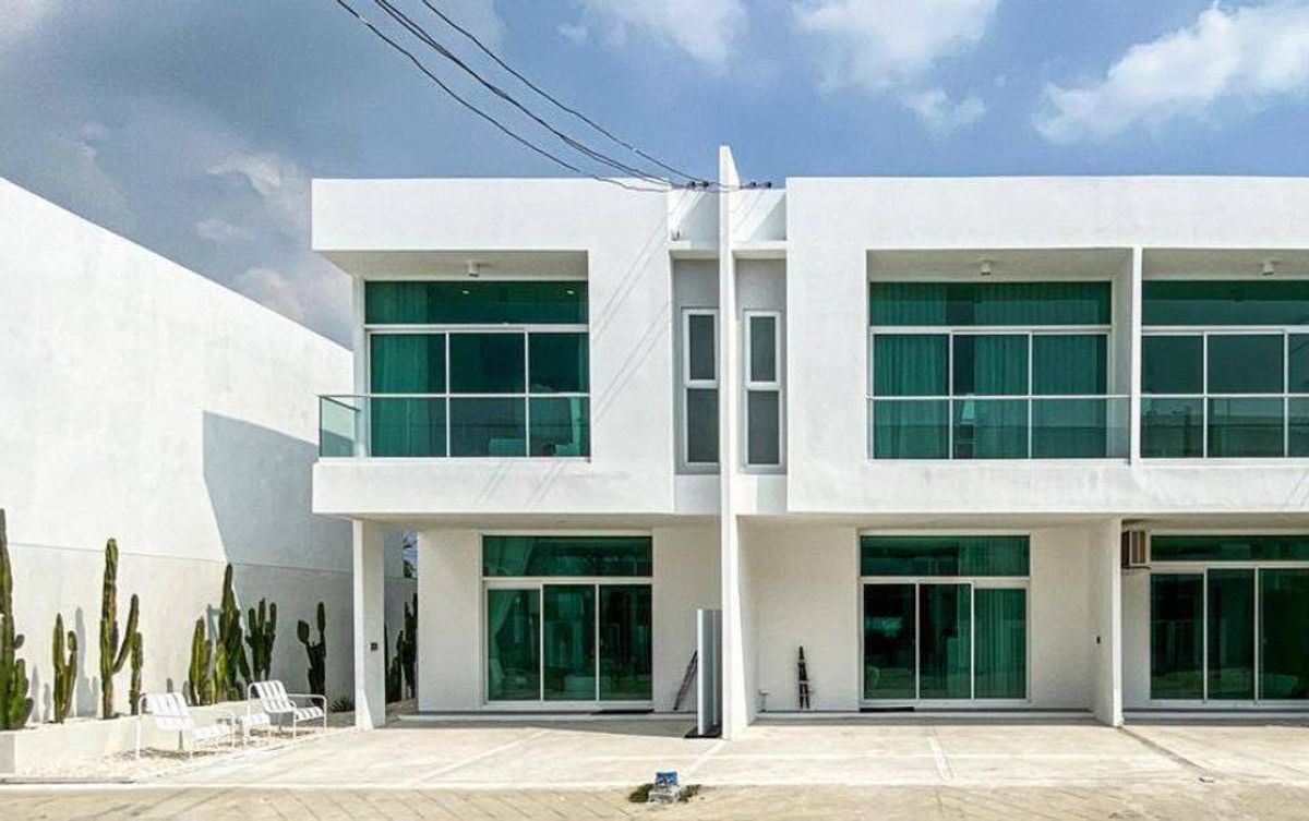ให้เช่าทาวน์โฮมสมุทรปราการ สำโรง : ทาวน์โฮม 2 ชั้น ตกแต่งสวยงาม ให้เช่า ย่านบางนา-บางพลี ใกล้เมกาบางนา เพียง 2.7 กม.