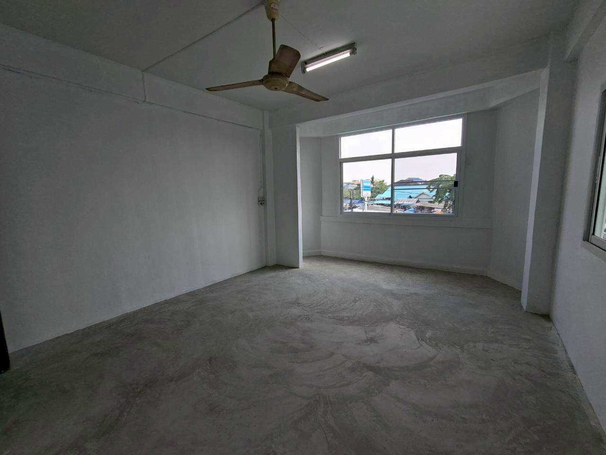 ให้เช่าอาคารพาณิชย์โชคชัย4 ลาดพร้าว71 : ให้เช่าอาคาร 2 ห้อง 3 ชั้นครึ่ง + ดาดฟ้า ทำเลทอง ลาดพร้าว 71 (ตรงข้ามตลาดนัด ใกล้ป้ายรถเมล์) (N.1723)